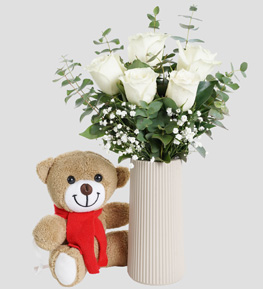 Vazoda 5'li Beyaz Güller ve Tatlı Ayıcık