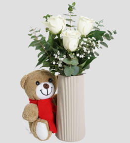 Vazoda 3'lü Beyaz Güller ve tatlı Ayıcık